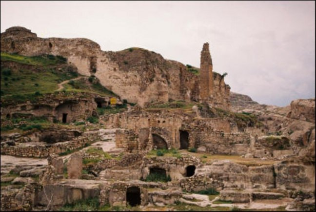 <p>Hasankeyf Kalesi:<br />
Yekpare taştan yapılmış olan Hasankeyf kalesi, Dicle nehri kıyısında ve nehirden 200 m. yüksekliğindedir. M.S.363 yılında bir Süryani piskoposluğunun merkezi olarak Bizanslılar tarafından yapılmıştır. Hıristiyanlığın bu bölgede yaygılaşmasından sonra, Kadıköy Konsülü tarafından M.S. 451 yılında alınan bir kararla Hasankeyf’teki Piskoposluğa Kardinal unvanı verilmiştir. Çok korunaklı ve ele geçirilmesi zor olan bu kale, Bizanslıların doğuda yaptıkları en sağlam kalesidir. Hasankeyf Kalesinin asıl adı “ Hısno Koyfa ” yani, Kaya Kalesidir.</p>
