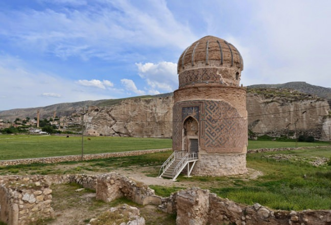 <p>Zeynel Bey Kümbeti:<br />
Akkoyunlu hükümdarı Uzun Hasan’ın oğlu Zeynel Bey için yapılmış olup Akkoyunlu Beyliği devrinden (1460-1487) kalma bir anıt mezardır. Anadolu’daki anıt mezar geleneğinin ilk örneği olan Zeynel Bey Kümbetinin kuzey kapısı üzerindeki kitabede “11 Ağustos 1473 yılındaki Otlukbeli Savaşında şehit düşen Bahadır Han Hasan Bey in oğlu Zeynel Bey için yapıldığı” anlatılır. Daire planlı mezar odasının üzerinde, dıştan daire plan içten de sekizgen plan devam edilerek esas gövde yapısı yükseltilmiştir. Tavanı kubbe şeklinde olup konik bir külahla örtülüdür.</p>

<p> </p>
