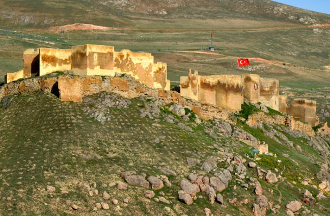 <p><strong>Bayburt Kalesi </strong></p>

<p>Osmanlı döneminde bu kaleye Çinimaçin Kalesi ismi verilmiştir. Bunun da nedeni kalenin dış yüzeylerinde mor, yeşil ve firuze renkli çinilerin kullanılmış olmasıdır.</p>
