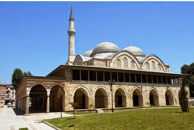 <p><strong>Sünür Kutlu Bey Cami</strong></p>

<p>Akkoyunluların kurucusu Turali bey oğlu Fahrettin Kutlu Bey tarafından yaptırılan caminin kapısı üzerindeki kitabeden 1538 yılında onarıldığı anlaşılmaktadır.</p>

<p>Minaresi ise 1616 tarihi taşıyan tarihi bir kitabeye sahiptir. İran Şahı Tahmasp'ın işgali sırasında tahrip edilmiş ve bu olay kapı üzerindeki kitabede yer almaktadır. Kanuni döneminde 1538 yılında onarım görmüştür.</p>
