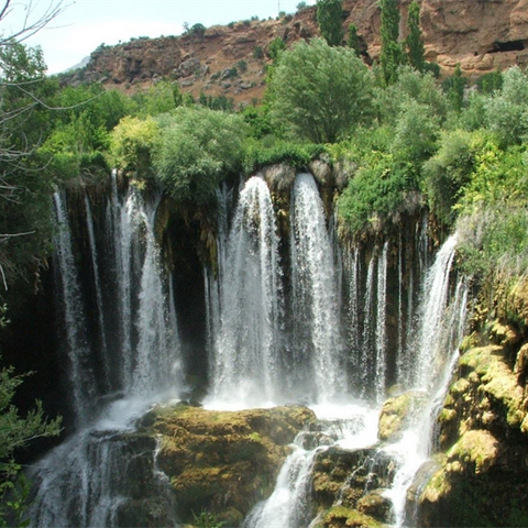 <p><strong>Sarıkayalar Şelalesi</strong></p>

<p>Bayburt -Erzurum karayolunun 6km'sinden ayrılarak 16km daha yol aldıktan sonra ulaşılan Sarıkayalar şelaleleri, ilin merkez Sarıkayalar köyünün girişinde ve köy içinde olmak üzere iki tanedir.</p>

<p>Yaz aylarında çevreleri mesire yeri olarak kullanılan her iki şelalede görülmeye değer doğal güzelliklere sahiptir.</p>
