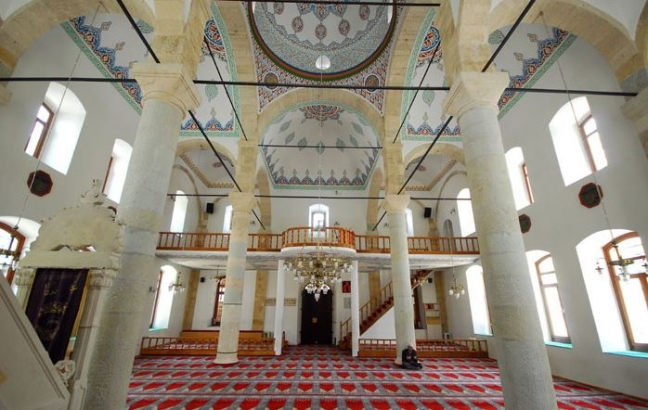 <p><strong>Yakutiye Camii</strong></p>

<p>Bu cami Bayburt Cumhuriyet Caddesi üzerinde, saat kulesi karşısında, eski Yakutiye Medresesinin bulunduğu alan üzerindedir.</p>

<p>Vakıflar Genel Müdürlüğü ve Bayburt halkının yardımlaşması ile 1913-1915 yılları arasında yapılmıştır. Cami ve minaresi tamamen kesme taştan olup, işçiliği taş işleme sanatının güzel örneklerindendir.</p>
