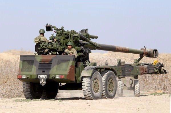 <p><strong>FIRTINA VE PANTER OBÜSLERİ</strong><br />
<br />
Saatte 65 km. hıza sahip olan ve 3 m yüksekliğindeki engelleri aşabilen FIRTINA obüsleri, hem PKK hem DEAŞ hedeflerini yerle bir etti. Türkiye'nin özgün tasarımlı ilk obüsü olan PANTER ise 40 km menziliyle gurur kaynağı oldu.</p>