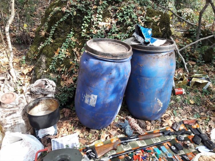 <p>Jandarma timleri, Yarpuz Köyü Kösür Dağı mevkisinde yaptığı arama tarama faaliyetleri sırasında terör örgütüne ait sığınak tespit etti.</p>

<p> </p>

