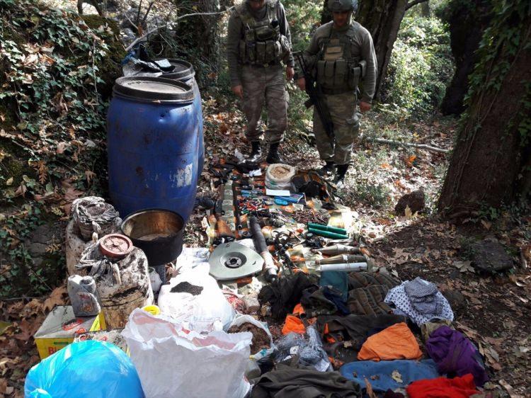 <p>5 RPG roket atara ait sevk fişeği, 1 roketatar dürbünü ve adaptörü, 5 kilogram TNT (patlayıcı),</p>