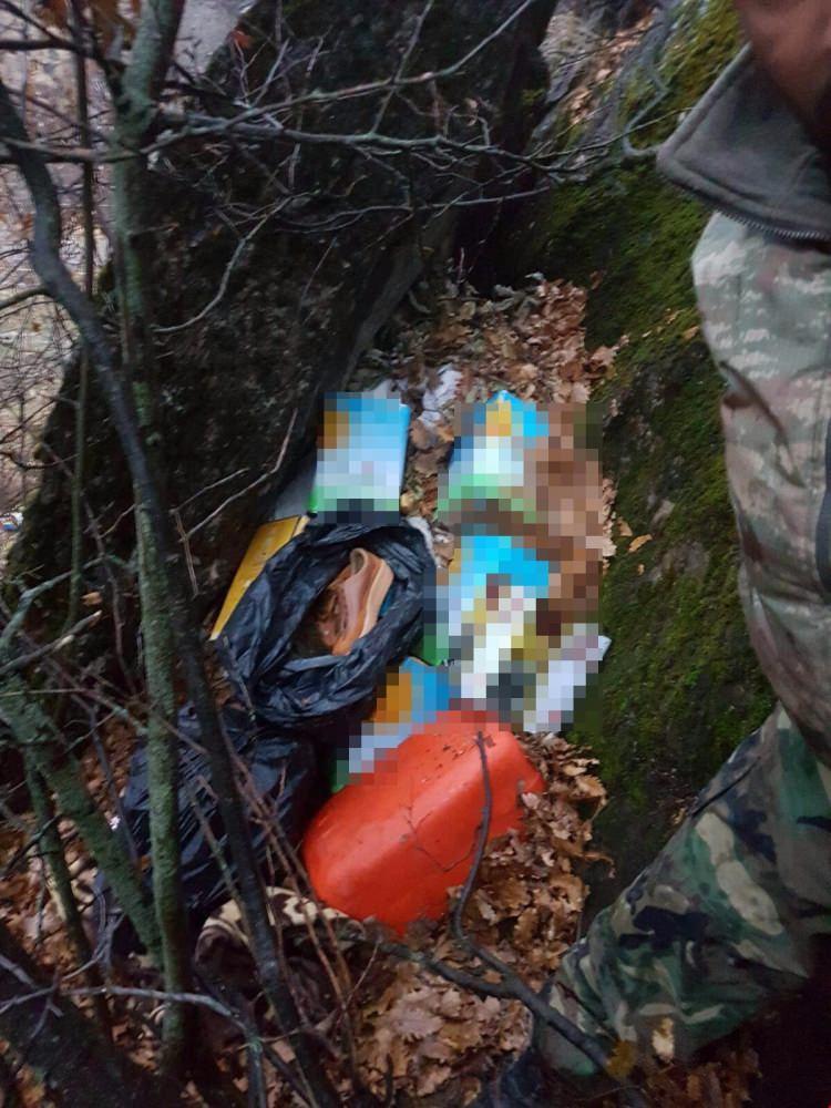 <p>Operasyonda 600 metre kablo, 200 metre branda, 100 metre naylon, 108 litre sıvı yağ, 80 kilo gram şeker, 72 kilo gram zeytin, 54 kilo gram salça, 20 paket hazır çorba, 13 kiloluk gram çay, 13 çift ayakkabı, 1 poşu ve çok miktarda yaşam malzemesi ele geçirildi.</p>
