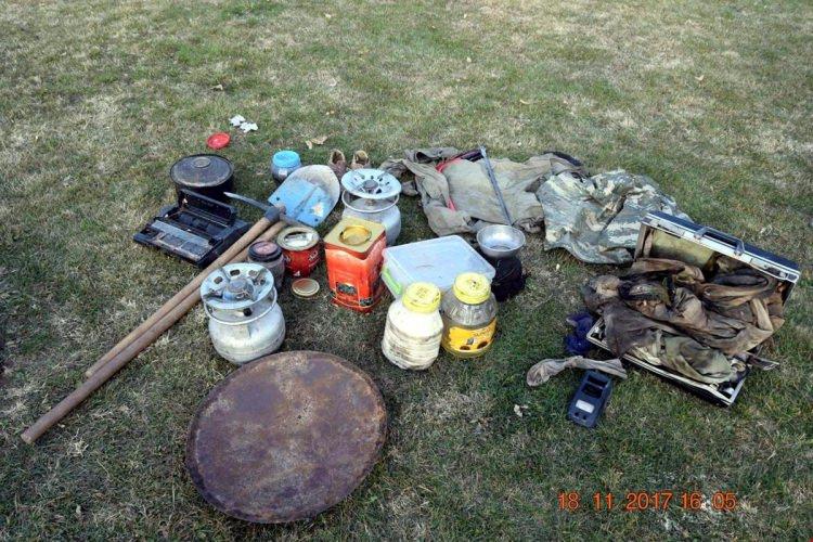 <p>18’li-10’lu-4’lü-2’li pil blokları, 10 metre kablo, 3 çift mekap ayakkabı, 1 parka, 1 puşi, 1 sırt çantası, yazıcı, 3 üstü kapalı korunma yeri, 2 doğal mağara, 1 sığınak, branda ve birçok yaşamsal malzeme ele geçirilmiştir. İlimizde terörist unsurların bulunmasına ve etkisiz hale getirilmesine yönelik çalışmalar azim ve kararlılıkla sürdürülmektedir."</p>