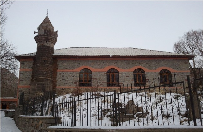 <p><strong>KİĞI CAMİİ</strong></p>

<p>Kiğı Camii ilçenin en eski eserlerindendir. Minarenin üstünde Arap harfleriyle yazılı yazıdan; bu eserin, Bayındırlı Pir Ali Bey Bin İbrahim Bey tarafından Hicri 700 tarihinde inşa ettirildiği anlaşılmaktadır. </p>
