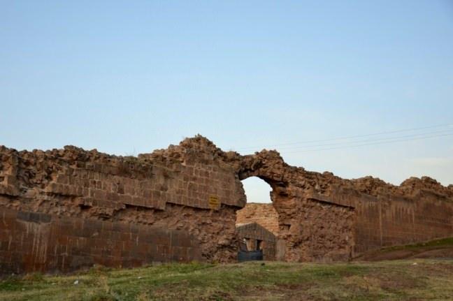 <div>Rahva Kervansarayı</div>

<div> </div>

<div>El Aman olarak da bilinen Rahva Kervansarayı, Bitlis-Tatvan yolu üzerinde bulunmaktadır. Geniş bir arazide kurulan Rahva Kervansarayı, özellikle kış aylarında oldukça tehlikeliydi. XVI. yüzyılda Van Beylerbeyi HüsrevPaşa tarafından inşa ettirilmiştir; </div>
