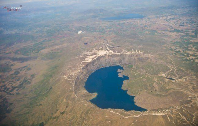 <p>Nemrut Gölü</p>

<p> Nemrut Gölü, Türkiye’nin en büyük krater gölüdür ve dünyada ise en büyük ikinci krater gölü özelliği taşımaktadır..</p>
