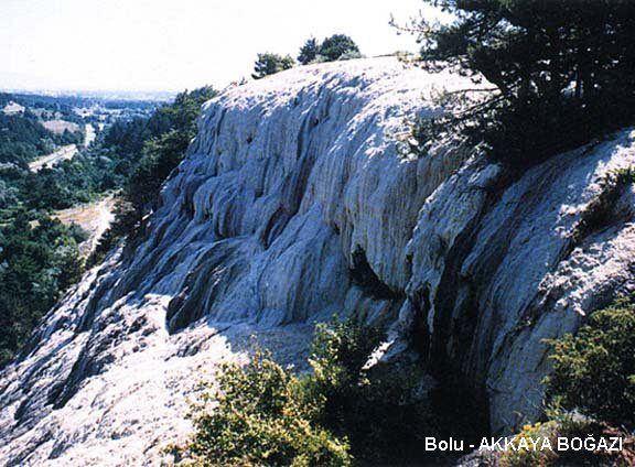 <p>Akkaya Boğazı</p>

<p>Bolu’nun 10 km. güneyinde, Mudurnu yolu üzerinde bulunan travertenler, Bolu’nun Pamukkalesi olarak görülmeye değer bir güzelliğe sahiptir..</p>
