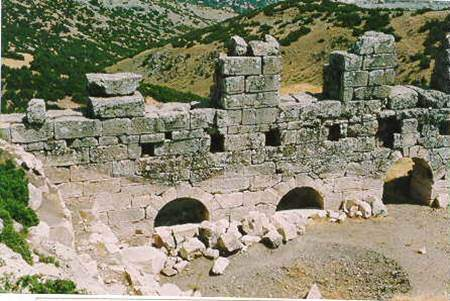 <p><strong>Burdur Düğer (Tymbrianassus) Antik Kenti</strong></p>

<p>Burdur’da Klasik Çağ’a ait bilinen en eski yerleşim yeri, Düğer Köyü’ndedir. Yunan Arkaik Dönemi’ne rastlayan ve Frig Kültürü özelliklerini gösteren Tymbrianassus Antik Kenti, Yarışlı Gölü’nün doğu kıyısındaki yarımadada yer alır. Kent M.Ö. 6. yüzyılın sonlarında kurulmuştur.</p>

<p>Düğer’de bilimsel kazı yapılmamış, kaçak kazılarda ortaya çıkarılan buluntuların ele geçirilebilen büyük kısmı Burdur Arkeoloji Müzesi’nde toplanmıştır. Bulunan eserler arasında, tapınak olduğu sanılan birkaç yapının pişmiş topraktan kaplama levhaları vardır. Bu levhalar yapıyı doğanın yıpratmasından ve yangından korumak için yapılmıştır. Levhaların üzerinde bulunan ?Grifon? başlı hayvan figürleri de, dinsel inançlar göre yapıyı kötü ruhlardan korumaktadır. Dönemin süsleme motifi ise, dört yapraklı yoncadır.</p>
