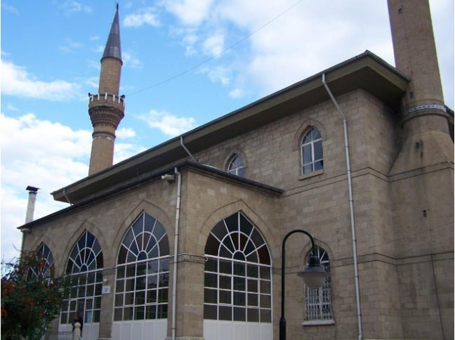 <p><strong>Burdur Ulu Camii</strong></p>

<p>Pazar Mahallesindeki Pazar düzlüğünde yüksek bir tepe üzerindedir. Vakıf kayıtlarına göre Hamitoğlu Dündar Bey yaptırmıştır.1914 depreminde yıkılan minaresinin yazıtında 1300 de yaptırıldığı yazılıdır. Çelik Mehmet Paşa 1749 da onarım yaptırmıştır.</p>

<p>Depremden sonra 1919 da ahşap karkas olarak yapılmıştır. Doğu,Kuzey ve Batısında üç kapısı vardır. İçten yarım kubbelidir. Kuzey kapısı yönündeki ikinci cemaat yerini 3 kubbe örtmektedir.1971 depreminde zarar görmüşse de Vakıflar İdaresince yaptırılmıştır. Camii kesme blok taşlardan yapılmıştır.</p>
