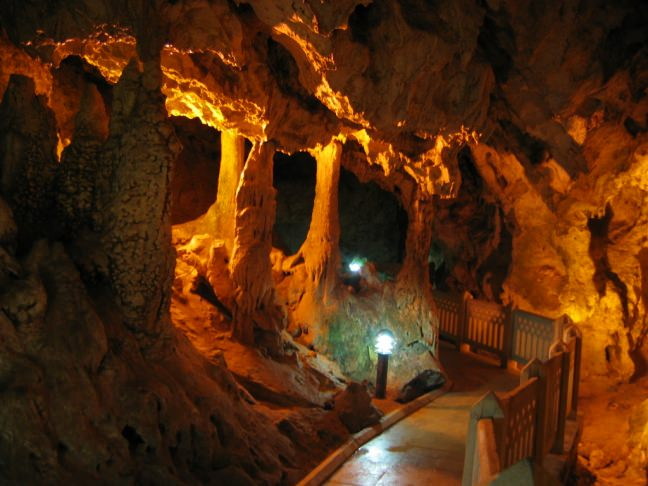 <p><strong>İnsuyu Mağarası</strong></p>

<p>Ülkemizde turizme açılan ilk mağaralardan biri olan İnsuyu Mağarası ile Burdur arasında 13 kilometre bulunmaktadır. Burdur’un su ihtiyacını karşılamak için kullanılan İnsuyu Mağarası sürekli çekilen sular nedeniyle mağaranın içindeki göller kurumuş ve mağarada mevcut olan damlalar zaman içerisinde yok olmuştur. Fakat 2004 yılında şiddetli bir şekilde yağan yağmur sayesinde İnsuyu Mağarası’nda tekrar küçük gölcükler oluşmuştur.</p>
