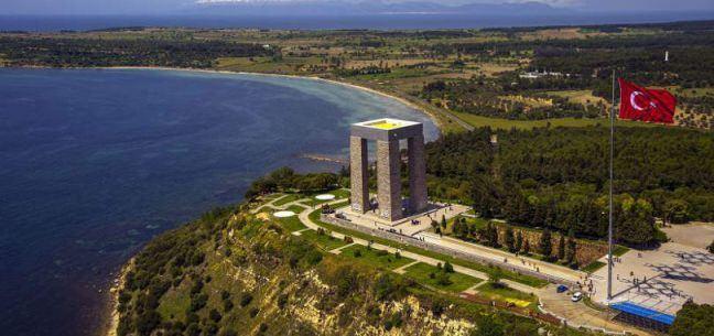 <p>Çanakkale Şehitler Abidesi<br />
Gelibolu Yarımadasının uç kısmında, Morto Koyu gerisinde yükselen Hisarlık Tepe üzerindedir. Çanakkale Savaşlarında şehit olanların hatırasına inşa edilmiştir.Temeli 19 Nisan 1954 tarihinde atılmış ve 21 Ağustos 1960 tarihinde ziyarete açılmıştır. </p>
