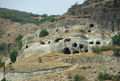 <p><strong>Çankırı Kaya Mezarları</strong></p>

<p>Çankırı’da Roma ve Bizans dönemlerinden kalma kaya mezarları vardır.</p>

<p>Sarp ve dar geçitlere kurulu olan bu kaya mezarlardan Beşdut Kaya Mezarları, İndağı Kaya Mezarları, Sakaeli Kaya Mezarları ve Hüyük Yeraltı Şehri görülmesigereken yerlerdendir.</p>
