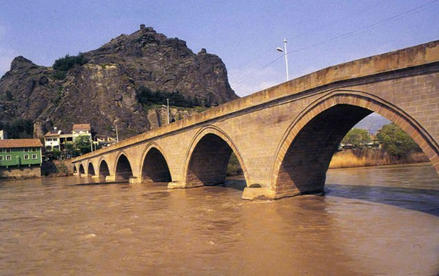 <p><strong>Koyunbaba Köprüsü</strong></p>

<p>Irmak köprünün yedi gözünden akmaktadır. Bu gözlerin gerek kale tarafındaki gerekse Gemici Mahallesi tarfındakilerin dolması nedeniyle köprünün 15 gözlü olark kalması büyük bir ihtimaldir. Bu gözlerin en büyüğünün yüksekliği 16,35 metredir. En küçüğü ise 9,20 metredir. Köprü kemerleri Osmanlılar zamanında genellikle yapılan beşlik sivri kemer tarzında yapılmıştır. Ancak 2., 3., 4. kemerlerde bu sivriliğin daire yayına yaklaştığı görülmektedir. Köprünün orta kısmına göre her iki tarafa doğru eğilimi % 4’tür. Bu durum düz köprüye nazaran daha güzel bir estetik görünüm meydana getirmektedir.</p>
