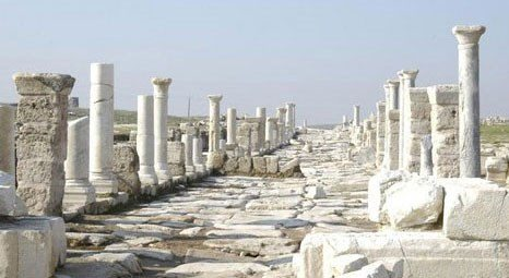 <p>Denizli Antik Kentler:<br />
Dünyaca ünlü antik kentlere ev sahipliği yapıyor Denizli. Bunların başında ise Pamukkale’de yer alan Hierapolis Antik Kenti ve Pamukkale Hierapolis Arkeoloji Müzesi geliyor. Eğer tarihte yolculuğu seviyorsanız Colossae Antik Kenti, Tripolis Antik Kenti,Tabea Antik Kenti ve Laodikya Antik Kenti şehirde görebileceğiniz örenyerlerinden.</p>

<p> </p>
