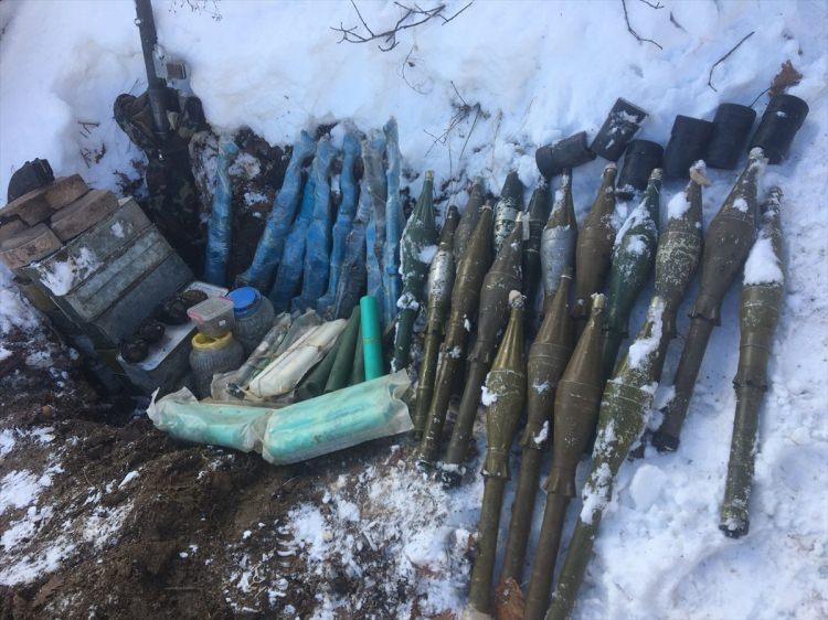 <p>Diyarbakır'ın Kulp ilçesinde terör örgütü PKK'ya yönelik operasyonda, kullanılmaya hazır 2 ton 800 kilogram patlayıcı ve çok sayıda mühimmat ele geçirildi.</p>
<p> </p>