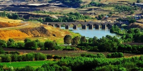 <p>Hevsel Bahçeleri</p>

<p>Dicle Nehri ile tarihi surlar arasında yer alan 8000 yıllık geçmişiyle yalnızca Diyarbakır'ın değil; ülkemizin de en önemli tarihi varlıklarından biridir. Tarih boyunca uzun yıllar şehrin bütün sebze ve meyve ihtiyacının sağlandığı  bu bahçeler, kentin mutlaka ziyaret edilmesi gereken yerlerinden biri.</p>
