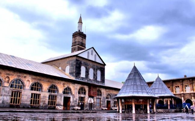 <p>Ulu Camii</p>

<p>Anadolu'nun en eski camisi olarak bilinir. 639 yılında Diyarbakır'ın İslam orduları tarafından fethedilmesinden sonra şehrin en büyük Hristiyan kilisesinin (Mar Toma Kilisesi) camiye çevrilmesiyle oluşturulmuştur. Cami, İslam dünyasının 5. Harem-i Şerifi olarak kabul edilmektedir.</p>
