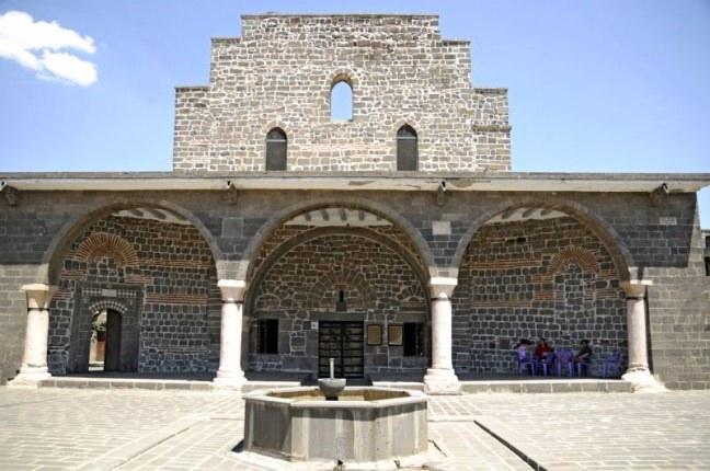 <p>Meryem Ana Kilisesi</p>

<p>Kilise 3. Yüzyıldan kalmadır. Zamanla bir¬çok onarım görmüş olan kilise, dört avlu, divanhane ve din adamlarının yaşadıkları bölümlerden oluşmaktadır.</p>
