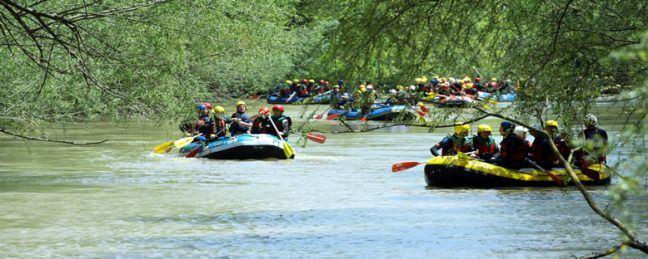 <p>Melen Çayı<br />
En heyecanlı rafting alanlarından biri olan Melen Çayı,Düzce’de bulunmaktadır. Tam bir rafting hayranlarının mutlaka geldikleri Melen Çayı çok farlı heyecanlar sunmaktadır.Düzce, Marmara bölgesinde rafting denince akla ilk gelen yerlerden biri. Melen Çayı rafting tutkunlarının vazgeçilmez adresi. Özellikle mart-nisan-mayıs aylarında debisi yükselen Melen Çayı’nda rafting yapmak hem adrenalin hem de keyif dolu bir aktivite.<br />
Melen Çayı çevresinde keşfedeceğiniz çok detay olacak. Çayın su seviyesi yüksek olduğu için rafting sonunda ıslanmış, bitkin ve donmuş olursunuz; ancak yeterince keyifli ve mutlu hissedeceksiniz kendinizi. Düzce Yığılca ilçesinden doğan Melen Çayı gezinizin ardından Güzeldere Şelalesi’ni, Kurugöl Kanyonu’nu, Aktaş Şelalesi’ni ve Fakıllı Mağarası’nı ziyaret edebilirsiniz.</p>
