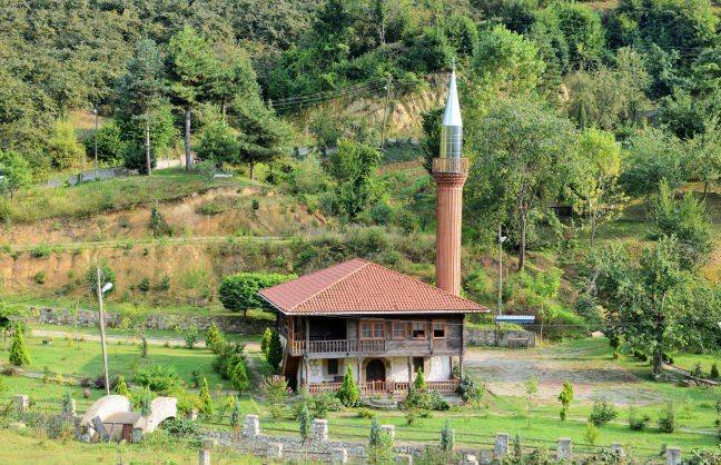 <p>Hemşin Cami<br />
Hemşin Cami, Akçakoca’ya 15 Km. mesafedeki, Hemşin köyünde yer almaktadır.150 yıllık olup, iki kattan oluşan caminin ilk katı taş malzeme, ikinci katı tamamen ahşap kullanılarak yapılmıştır.</p>
