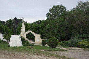 <p><strong>Sarayiçi Balkan Savaşı Şehitliği</strong></p>

<p>Edirne’de bulunan Sarayiçi Balkan Savaşı Şehitliği, yıl içerisinde şehre gelen birçok turistin gezi noktalarından biridir.</p>

<p>1912-1913 Balkan Savaşı sırasında vatan topraklarını savunan 300 bin askerin anısına ve aynı zamanda 1913 senesinde Sarayiçi’nde aç ve susuz bırakılarak ölen 20 bin askerin anısı için inşa edilmiştir. 1939 yılında ise şehitliğe Balkan Şehitler Anıtı inşa edilmiştir.</p>
