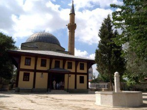 <p><strong>Hersekzade Ahmet Paşa Camii</strong></p>

<p>Edirne’nin Keşan ilçesinde bulunan Hersekzade Ahmet Paşa Camii, muazzam mimarisiyle ve tarihi değeriyle bölgedeki gezilmesi gereken yerlerin ilk sıralarında yer alıyor.</p>

<p>Cami, 16. yüzyılla tarihlendirilmekte. Osmanlı döneminde veziriazam olan Ahmet paşa tarafından yaptırıldığı biliniyor. Hersekzade Ahmet Paşa Camii’nin kitabesi günümüze ulaşamadığı için cami hakkında çok fazla bilgi yok.</p>

<p>Caminin planı kare şeklinde olup, gerek dış mimarisi gerekse iç mekanı oldukça dikkat çekici. Kubbesi kurşun kaplı olup, kubbenin çapı 950 metredir. Özellikle kubbe ve tromplarındaki kalem işlemeleri görülmeye değer bir nitelik taşıyor.</p>

<p>Cami, Keşan’abağlı olan Çınar Sokak’ta yer alıyor.</p>
