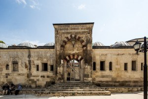 <p><strong>Saatli Medrese</strong></p>

<p>Edirne’nin simgelerinden biri olan Saatli Medrese, Osmanoğulları tarafından yapılan ilk medreselerden biridir. 1437-1447 yılları arasında II. Murat’ın isteği üzerine inşa edilmiştir.</p>

<p>Medresenin avluları açık olup tek katlı bir yapıya sahiptir. Özellikle güney duvarında kesme taş kullanıldığı göze çarpmakta olup, kuzey bölümü hariç üç cephesi ile dışarı bağlanır. Saatli Medrese’nin hemen yanında Üç Şerefeli Camii ve Peykler Medresesi bulunuyor.</p>

<p>Bu nedenle Edirne gezinizde Saatli Medrese’yi ziyaret ederseniz eğer, aynı zamanda birkaç tarihi yapı daha görme şansınız olur.</p>
