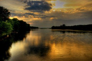 <p><strong>Meriç Nehri</strong></p>

<p>Birçok alanı kapsayan Meriç Nehri, Balkanlar’ın en büyük nehirlerinden biridir. Türkiye sınırlarından da geçen nehrin doğduğu yer Bulgaristan’dır.</p>

<p>Bulgaristan’dan doğup, Edirne’ye girip, ardından Ege Denizi’ne ulaşmaktadır. Toplamda 490 kilometre uzunluğunda olup; Arda, Ergene ve Tunca başlıca beslendiği akarsu yataklarıdır.</p>

<p>Özellikle bahar aylarında çiçeklerin sardığı nehir, renklere bürünüyor. Üstelik akşam vakitlerinde güneşin batış anının mükemmel göründüğü Meriç Nehri’ne buranın yerlileri akın etmektedir.</p>
