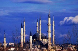 <p><strong>Üç Şerefeli Camii</strong></p>

<p>Fatih Sultan Mehmet’in babası olan Sultan II. Murat tarafından o zamanın başkenti Edirneye yapılan cami 10 senede tamamlanmıştır. (1438-1448) Camiye harcanan para İzmir’in fethinden elde edilen ganimettir. Caminin mimarı Kemaleddin Efendidir.</p>

<p> </p>
