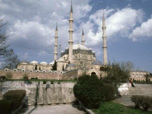 <p><strong>Selimiye Camii</strong></p>

<p>Büyük Türk Mimarı Mimar Sinan tarafından Edirne’de yapılmıştır Selimiye Camii. Yapımı 1568 ve 1574 yılları arasında sürmüştür.</p>

<p>Osmanlı Mimari özelliklerini taşır ve aynı zamanda Osmanlı Mimarisi’nin en önemli eserlerinden biridir. Mimar Sinan’ın meşhur sözü “Çıraklığımı İstanbul’daki Şehzade Camii’nde yaptım. Kalfalığımı da Süleymaniye Camii’nde tamamladım. Fakat bütün gücümü bu Selimiye Camii’nde sarf edip ustalığımı ayân ve beyân ettim.” kendi nezdinde dahi yapının ne kadar önemli bir yeri olduğunu gösterir.</p>

<p>Bu cami hakkında birçok rivayet oluğu bilinir. Bir rivayete göre, halktan bir adam minare eğri diye bağırır. Mimar Sinan adamı çağırır ve minareye hata bağlatır ve minareyi adam ikna olana dek çektirir. Ustalardan bir tanesi ne yapıyorsun mimarım deyince Mimar Sinan, “’Bir cahil yüzünden eserime gölge düşürmem.”’ cevabını verir.</p>

<p>İçinde birçok mesaj saklanan caminin; tek kubbeli olması Allah’ın birliğini simgelerken cami pencerelerinin 5 kademeli oluşu İslam’ın 5 şartını simgeler.</p>

<p>Bir de vaaz kürsülerinin 4 tane oluşu da İslam’da yer alan 4 mezhep olduğunun bilgisini gizler. Caminin gerçekten ustalık eseri olduğunu daha iyi anlamak için; önce Şehzade Camii’yi ardından da Süleymaniye Camii’yi görmeniz önemlidir.</p>
