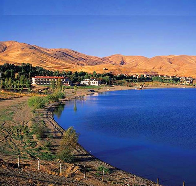 <p><strong>Hazar Gölü</strong></p>

<p>İlimizin Güneydoğusunda bulunan ve il merkezine 26km. uzaklıkta, Elazığ-Diyarbakır Kara yolu’na paralel olan Hazar Gölü, tektonik bir göldür. Güneyinde Hazarbaba Dağı bulunan göl, Uluova’dan Mastar Dağlarıyla ayrılır. Denizden 1.250 mt. yükseklikteki gölün uzunluğu yaklaşık 22 km. en geniş yeri ise 5-6 km.’dir. Yüzölçümü 86 km2’yi bulan gölün derinliği 200-250mt. arasında değişmektedir. Hazar Gölü’nden turistik ve ekonomik olarak yararlanılmaktadır.</p>
