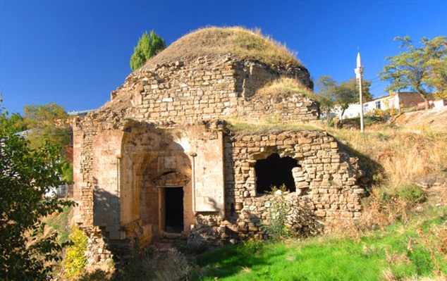 <p><strong>Hoca Hasan Hamamı</strong></p>

<p>Harput’da zamanımıza kadar ulaşabilmiş klasik Osmanlı tipi hamamlardan biridir. Soyunma, ılıklık ve yıkanma yerlerinden meydana gelmiştir. İki giriş kapısı bulunur. Batıdaki sade olmasına rağmen doğu kapısının kubbeli oluşu dikkat çekicidir. Soyunma yeri kare planlı ve üzeri kubbe ile örtülüdür. Tamamen yıkılmış olan ılıklıktan yıkanma yerine geçilir. Yıkanma yeri dört eyvanlı ortası büyük kubbeli ve köşelerde birer kubbeli halvetlerden meydana gelmiştir. Kurşunlu camiinin batısında bulunmaktadır.</p>
