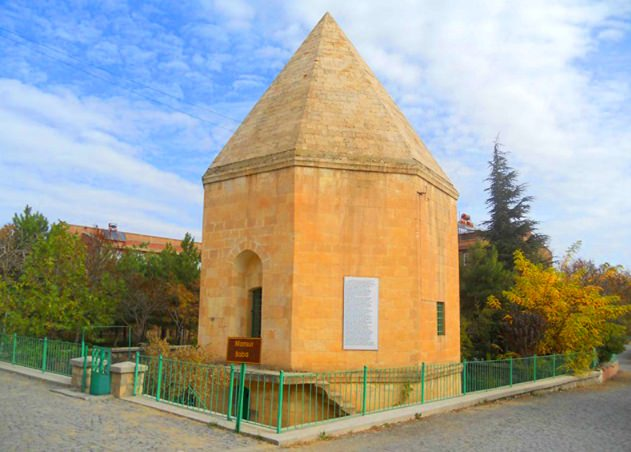 <p><strong>Mansur Baba Türbesi</strong></p>

<p>Rivayete göre Şahende isimli bir kadının gördüğü rüya üzerine Harput’un manevi büyüklerinden Beyzade efendinin huzurunda yapılan kazıda büyük bir lahit meydana çıkmış ve içinde bir erkek, bir kadın ve iki de çocuk mezarının bulunduğu görülmüştür.” Erkeğin mezarı açıldığında çürümemiş bir cesetle karşılaşılmış ve durum telgrafla Meşihat’a (Şeyhülislamlık) bildirilmiş ve gelen cevap üzerine bir türbe yaptırılmış ve “mezar taşına atfen” türbeye Mansur Baba adı verilmiştir.</p>
