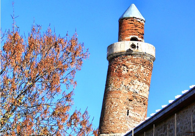 <p><strong>Ulu Camii</strong></p>

<p>Cami Harput ilçesinde bulunmaktadır ve Anadolu’daki en eski Türk camilerindendir. Cami 1899, 1905, 1996 yıllarında tamirat görmüştür. Halen ibadete açık olan caminin içerisi: iç avlu, son cemaat yeri ve iç cami olmak üzere üç kısımdan meydana gelmiştir. Dikdörtgen planlı, duvarları moloz taştan kubbe kemerler ve minare tuğladan yapılmıştır. İki kapısı vardır.</p>
