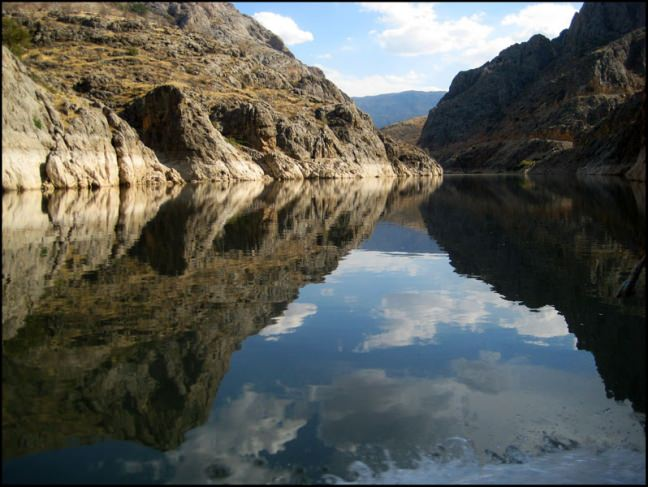 <p>Karanlık Kanyon<br />
Erzincan’ın coğrafyasını güzelleştiren en etkileyici noktalardan biridir Karanlık Kanyon.<br />
Kemaliye ilçesinde bulunan Karanlık Kanyon, aynı zamanda dünyanın en büyük kanyonları arasında gösterilmektedir. Kanyonda birçok doğa sporu yapılmaktadır. Gelen turistler, 1 buçuk saatlik bir bot yolculuğundan sonra kanyona ulaşıyorlar.<br />
Sarp ve kayalıklar arasında kalan devasa kanyon, görenlerin hafızasına kazınıyor adeta. Üstelik doyasıya fotoğraf çekerek bu geziyi ölümsüzleştirmek de ayrı bir keyif oluyor.<br />
Erzincan-Kemaliye’de bulunan Karanlık Kanyon, şehir gezinizde kesinlikle olması gereken yerler arasındadır.</p>
