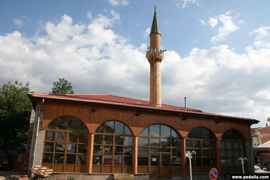 <p>Gülabibey Camii: Erzincan’ın tarih kokan ilçelerinden biridir Kemah ilçesi. Eğer bir gün yolunuz düşerse Kemah’a ziyaret yerlerinize Gülabibey Camii’ni dahil etmenizi öneririz.<br />
Gülabibey Camii, Emir Gülabibey tarafından 1454 yılında inşa ettirilmiştir. Caminin üç kitabesi bulunmaktadır. Kitabenin biri yapılış dönemine, biri onarım yapıldığı döneme aittir. Son kitabenin ise camiyle alakası olmayı, başka bir yerden camiye getirilmiştir. Gülabibey Camii’nin mimarisi kare planlıdır. Yapımı sırasında moloz ve kesme taş kullanılmıştır.<br />
Şehrin tarihi yapılarından biri olan cami, yıl içerisinde Erzincan-Kemah’a gelen turistler tarafından ziyaret edilmektedir.</p>
