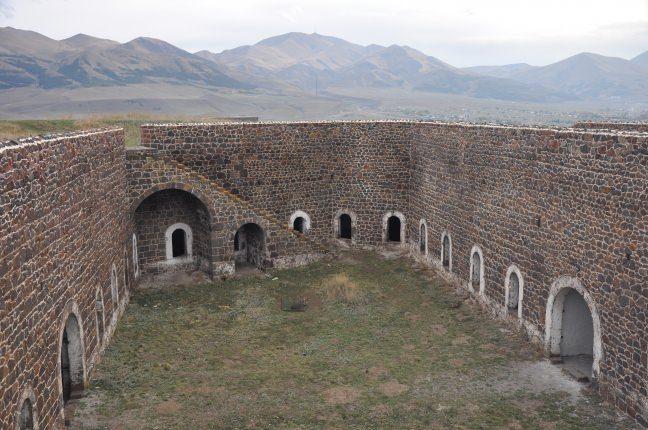 <p>AZİZİYE TABYASI</p>

<p>Erzurum’un 10 km. kuzeydoğusunda Top Dağı’nda bulunan Aziziye Anıtı, Aziziye Tabyasının önünde 1952 yılında 3.Ordu Komutanı Orgeneral Nurettin Baransel tarafından yaptırılmıştır. Bu anıt 1877-1878 Osmanlı Rus Savaşı’nın anısına dikilmiştir. Anıt kesme taştan yapılmış, üzerindeki bronz plakada: “Bu gelinlik genç kızlar, ihtiyar erkekler ve nineler, kendi namusları ve Türk milletinin şan-ü şerefi için can verdiler, dövüştüler ve öldüler. Şimdi Türk milletinin kalbinde yaşıyorlar. 1877-1952” yazılıdır. </p>
