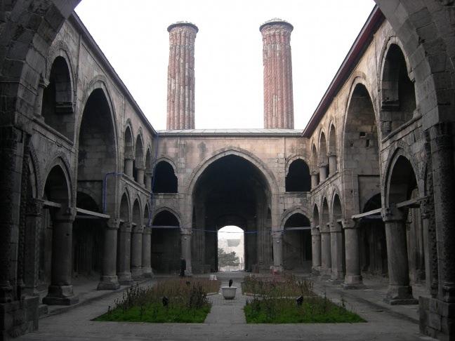 <p>ÇİFTE MİNARELİ MEDRESE</p>

<p>Erzurum'un sembolü olan Çifte Minareli Medrese'nin kitabesi olmadığından yapılış tarihi tam bilinmese de 13. yüzyılın sonlarında yapıldığı tahmin edilmektedir. Selçuklu Sultanı Alaattin Keykubat'ın kızı Hundi Hatun veya İlhanlı hanedanlarından Padişah Hatun tarafından yaptırılmış olabileceği düşüncesi ile adına Hatuniye Medresesi de denilmektedir.</p>
