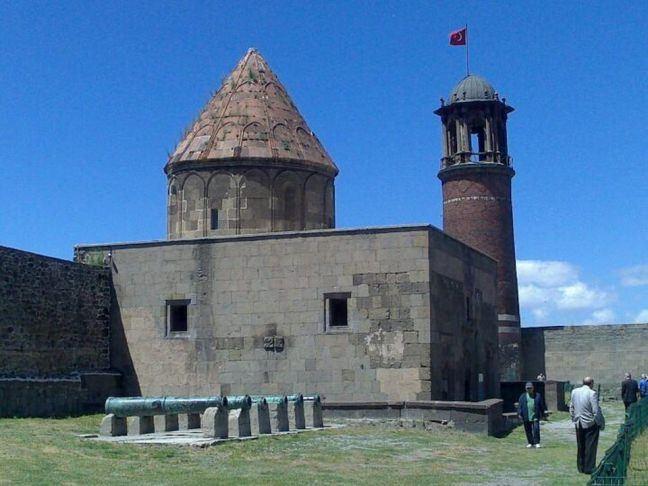 <p>ERZURUM KALESİ</p>

<p>Bizanslılar tarafından yapıldığı tahmin edilen Erzurum Kalesi, şehrin gezilecek yerlerinin başında gelmektedir. <br />
Erzurum'un tarihi zenginlikleri arasında kendini gösteren kale, bulunduğu tepede hem iç hem de dış kaleden meydana gelmektedir. Günümüze kadar dış kale surlarının çoğu yıkılmış olup, dört yöndeki kapılarının sadece isimleri kalmıştır. Tebriz Kapısı, Erzincan Kapısı, Gürcü Kapısı ve İstanbul Kapı… İç kalenin ise sur duvarlarının üzerindeki burçlar görülmeye değerdir. Kale duvarları dönem dönem yenilenmiş olsa da kimler ne zaman yenilendiğini belgeleyen bir yazıt bulunmamaktadır.</p>
