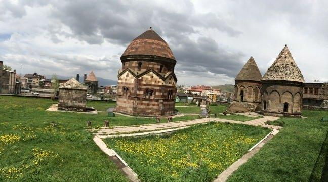 <p>ÜÇ KÜMBETLER</p>

<p>Anadolu Selçuklu mezar yapılarının en güzel örneklerindendir Üç Kümbetler. Erzurum'un tarihi yapıları arasındaki Üç Kümbetler, Çifte Minareli Medrese'nin güneyinde bulunur. <br />
Kümbetlerin en büyüğünün Emir Saltuk'a ait olduğu ve XII. yüzyıl veya XIV. yüzyıl başlarında yapıldığı tahmin edilmektedir. Diğer kümbetler hakkında ise pek fazla bilgi yoktur. Kim tarafından ve ne zaman yaptırıldıklarına dair bilgi olmamakla birlikte, 14. yüzyılda yapıldıkları tahmin edilmektedir. <br />
Muazzam mimarilere sahip olan Üç Kümbetler, şehrin önemli tarihi yapılarından biri olup, yerli ve yabancı turistler tarafından sürekli olarak ziyaret edilmektedir. </p>
