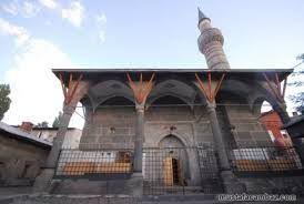 <p>BAKIRCI CAMİİ</p>

<p>Erzurum Bakırcı Mahallesi’nde bulunan Bakırcı Camisini Bakırcı Hacı Mustafa’nın ölümünden sonra vasiyeti üzerine 1720-1721 yıllarında Mustafa Ağa yaptırmıştır.Cami 1902 yılında Osman Efendi tarafından onarılmıştır. Geleneksel Erzurum camilerinde uygulanan plan tipinde olan bu yapı kesme taştan yapılmıştır.</p>

<p>Kare planlı ve kubbeli caminin önünde dört taş sütunun taşıdığı üç kubbeli bir son cemaat yeri vardır. Giriş kapısı üzerinde 1720 tarihli kitabesi bulunmaktadır. Bu kitabe talik yazı ile 38 mısra halinde Ketencizade Rüştü tarafından yazılmıştır.Caminin içerisinde mimari ve bezeme yönünden herhangi bir özellik yoktur. Minare kırmızı kamber taşından yapılmış olup, şerefe altında mukarnas bezemeleri görülmektedir.Bu minare üzerinde günümüzde de Erzurum’un işgalinden kalma kurşun izlerine rastlanmaktadır.</p>
