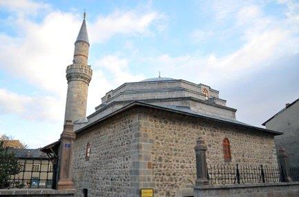 <p>CAFERİYE CAMİİ</p>

<p>Cumhuriyet Caddesi’nde bulunan bu camiyi Erzurum Maliye Memurlarından Ebubekir oğlu Hacı Cafer yaptırmıştır. Giriş kapısı üzerindeki beş satırlık Arapça mermer kitabesinden 1645 yılında yapıldığı anlaşılmaktadır. Caminin önündeki dört yuvarlak sütun üzerine oturan üç küçük kubbeli bir son cemaat yeri bulunmaktadır. </p>

<p>Ayrıca son cemaat yerinin sol tarafında camiyi yaptıran Hacı Cafer’e ait türbe yeralmaktadır. Bu türbe içerisinde Hacı Cafer’in 1650 tarihli mezarı bulunmaktadır. Kare planlı caminin üzeri sekiz köşeli bir kasnağa oturan kubbe ile örtülüdür. Bu yapı tek kubbeli Osmanlı camiler plan düzenindedir. Kubbe eteğinde Kaside-i Bürde yazılı bir firiz dolaşmaktadır. Ayrıca kıble duvarında 14 satır halinde caminin vakfiyesi yazılıdır. Caminin mihrabı sanat tarihi yönünden bir özellik taşımamakla beraber minberi Osmanlı ağaç işçiliğinin güzel örnekleri arasındadır. Caminin yanında, kesme taştan yapılmış tek şerefeli minaresi bulunmaktadır. </p>
