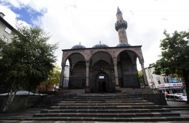 <p>İBRAHİM PAŞA CAMİİ</p>

<p>İbrahim Paşa Camii, Erzurum Merkez'de bulunan Eski Hükümet Konağı'nın çok yakınında bulunmakta… Şehrin tarihi ibadet mekanları arasındaki İbrahim Paşa Camii, kitabesindeki bilgiye göre 1748 yılında Erzurum Valisi Yazıcızade Hacı İbrahim Ethem Paşa tarafından inşa ettirilmiştir. Caminin mimarisi kare planlı olup, tek bir kubbesi vardır. Yapımında beyaz renkte mermer taş kullanılmıştır ve mihrabı da mermerden yapılmıştır. Erzurum İbrahim Paşa Camii'nin minaresinde ise kesme taş görülmektedir. <br />
Osmanlı mimarisinin tipik örneklerinden biri olan cami, günümüzde de ibadete açıktır.</p>
