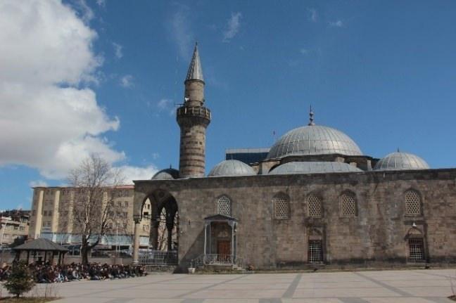 <p>LALAPAŞA CAMİİ</p>

<p>Kıbrıs Fatihi olarak tanınan ve bir dönem Erzurum Beylerbeyi olan Lala Mustafa Paşa tarafından yaptırılmıştır Lalapaşa Camii. <br />
Erzurum'un şehir merkezinde Yakutiye Medresesi'nin doğu kısmında bulunan cami, esasında bir külliyenin parçasıdır ve Mimar Sinan Eserleri arasında gösterilir. </p>

<p>Klasik Osmanlı camilerinin örneklerinden olan Lalapaşa Camii'nin ortadaki ana kubbesi dört ayak tarafından taşınmaktadır. Avlusuz inşa edilmiştir ve Merkezi planlı yapılar arasındadır. Günümüzde ise işlevselliğini hala korumakta olup, turistik ziyaretlere de ev sahipliği yapmaktadır.</p>
