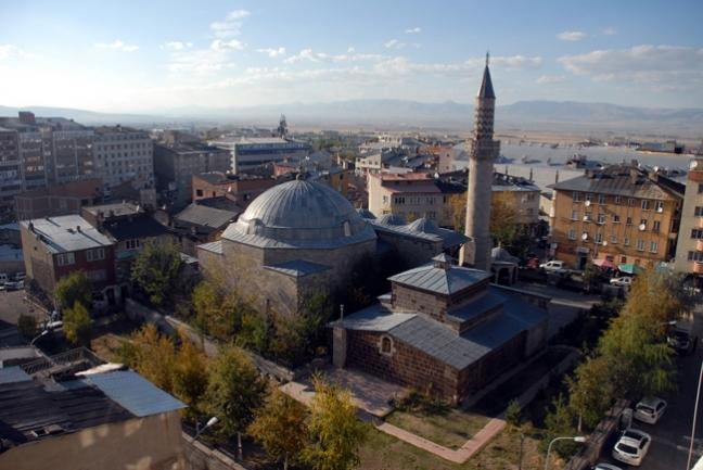 <p>MURATPAŞA CAMİİ</p>

<p>II. Selim döneminde inşa edilen, kare planlı bir mimariye sahip olan Erzurum Murat Paşa Camii, şehrin önemli ibadet mekanları arasındadır. </p>

<p>1573 yılında yapılan caminin banisi Sadrazam Kuyucu Murat Paşa'dır. Kuyucu Murat Paşa sadrazamlık görevindeyken inşa ettirmiştir camiyi. Caminin merkezi kubbesi, mukarnaslı altı sütun taşımaktadır. Kubbenin Avrupa üslubundaki çiçek ve yaprak motifleriyle bezenmiş durumda. Mihrabı ise taştan ve mukarnas süslemelidir. Minaresi caminin sağında olup tek şerefeli taş kaide üzerindedir. </p>

<p>İlçe merkezi Atalar Mahallesi'nde bulunmasından dolayı kolay bir ulaşım yoluna sahiptir.</p>
