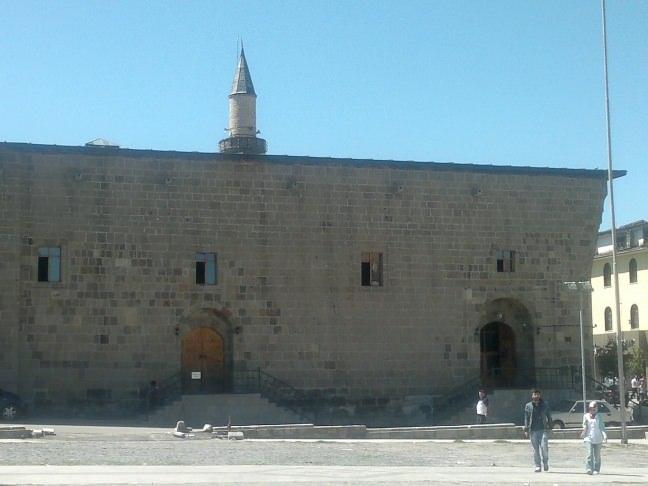 <p>ULU CAMİİ</p>

<p>Erzurum Ulu Camii, şehrin en büyük ibadet mekanı özelliğini taşımaktadır. </p>

<p>Günümüzde ibadete açık olan Erzurum Ulu Camii, Atabey Camii olarak da adlandırılmakta. Cami, 1179 yılında Saltuklu Melik Nasirüddün Muhammed Bey'in döneminde inşa edilmiştir. İsmini ise Irak Selçukluları Sultanı Atabeg Kızıl Arslan'dan almıştır. <br />
Selçuklu mimarisinin en güzel örneklerinden biridir ve 6000 kişilik bir cemaat kapasitesine sahiptir. Bu kapasite, şehrin en büyük camisi olduğunun bir kanıtı... Caminin ikisi doğuda, üçü kuzeyde olmak üzere beş kapısı bulunmakta olup, hiçbir kapı mimari açıdan birbirine benzememekte… Kitabelerinin her biri incelendiğinde günümüze kadar beş kez onarım geçirdiği görülüyor. </p>

<p>IV. Murat döneminde erzak deposu olarak kullanılan günümüzde ise cami olarak işlevselliğine devam eden Erzurum Ulu Camii, görkemli mimarisiyle turistlere de ev sahipliği yapmaya devam ediyor.</p>
